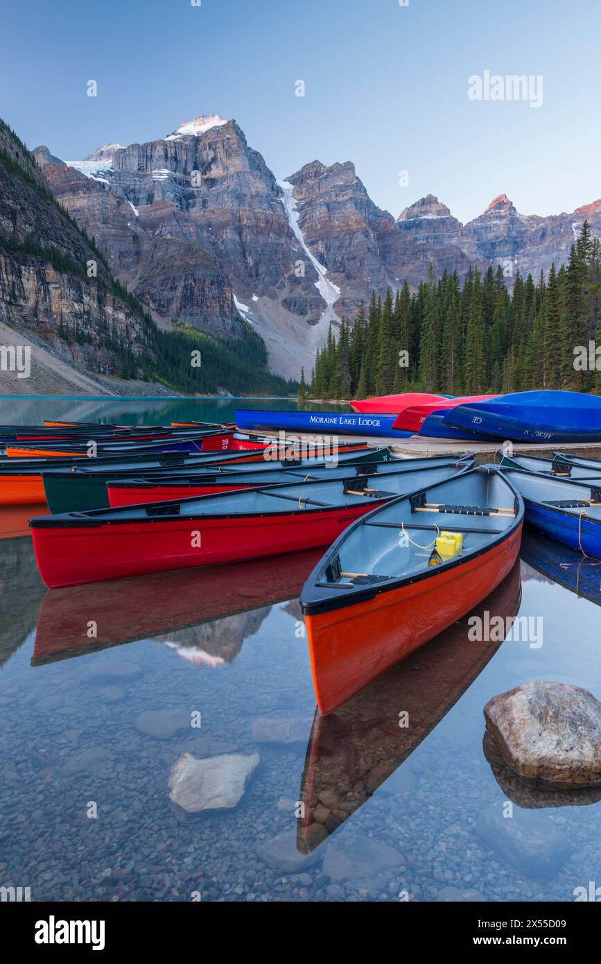 Kanus auf dem Moraine Lake in den Kanadischen Rockies, Banff National Park, Alberta, Kanada. Stockfoto