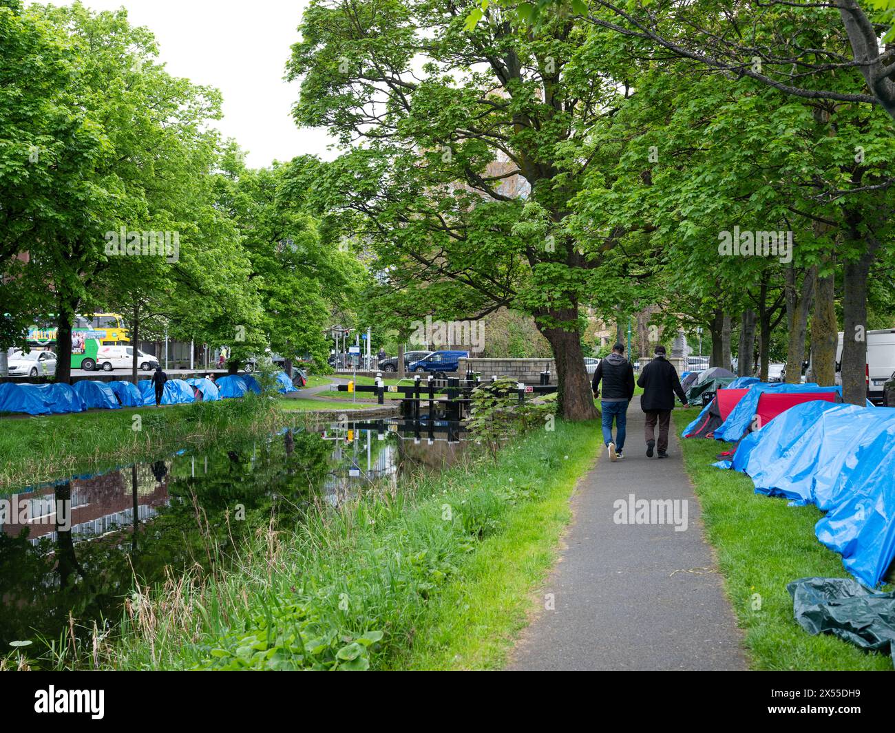 Ein provisorisches Lager von Asylbewerberzelten am Canal Grande in Dublin, Irland. Stockfoto