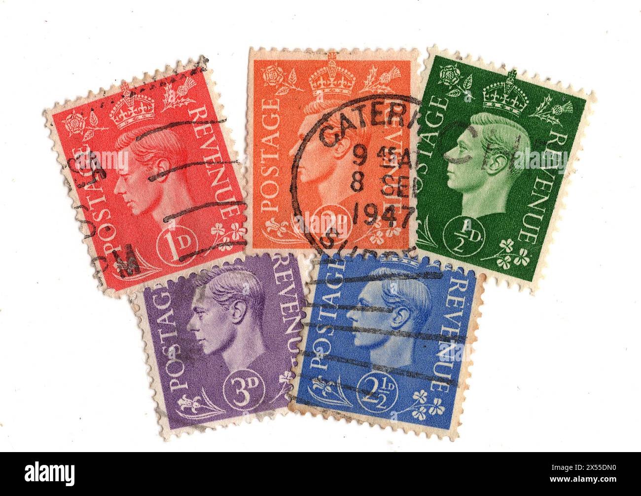 Eine Montage von Briefmarken von König Georg VI. Aus Großbritannien auf weißem Hintergrund. Stockfoto