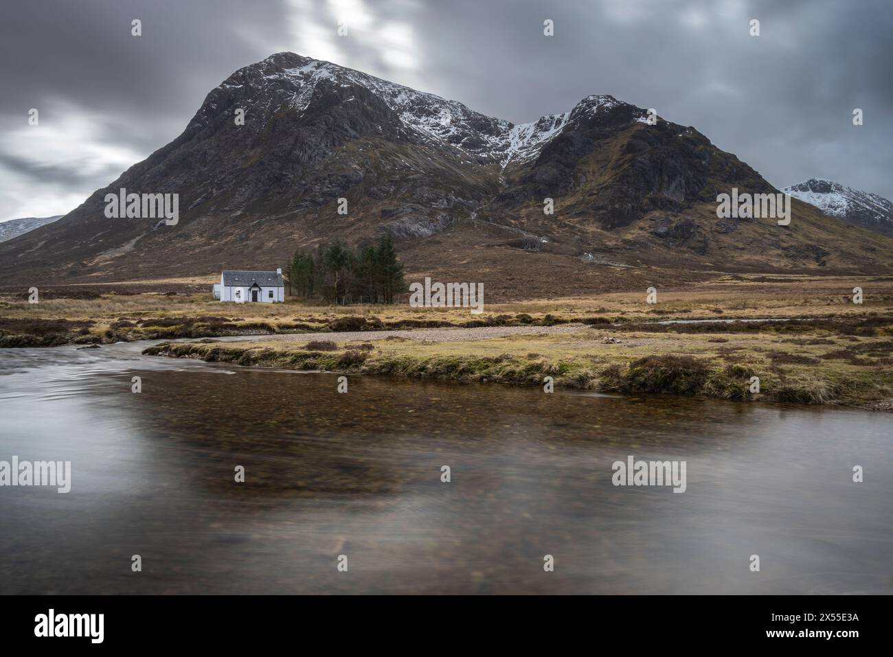 Lagangarbh Cottage und Buachaille Etive Mor Berg in den schottischen Highlands, Glencoe, Schottland. Frühjahr (März) 2024. Stockfoto