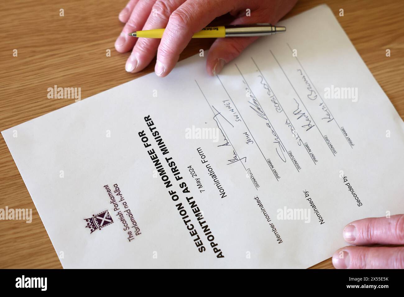 John Swinney, der Vorsitzende der New Scottish National Party (SNP), unterzeichnet sein Nominierungsschreiben für den Posten des Ersten Ministers im schottischen Parlament in Edinburgh, zusammen mit seinen Befürwortern Shona Robinson und Keith Brown. Bilddatum: Dienstag, 7. Mai 2024. Stockfoto