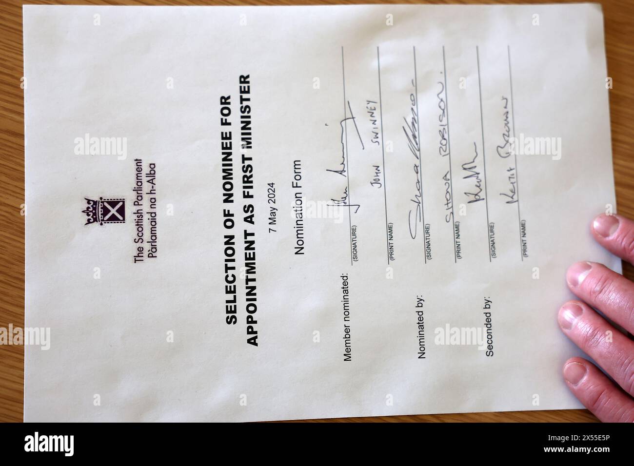 John Swinney, der Vorsitzende der New Scottish National Party (SNP), unterzeichnet sein Nominierungsschreiben für den Posten des Ersten Ministers im schottischen Parlament in Edinburgh, zusammen mit seinen Befürwortern Shona Robinson und Keith Brown. Bilddatum: Dienstag, 7. Mai 2024. Stockfoto