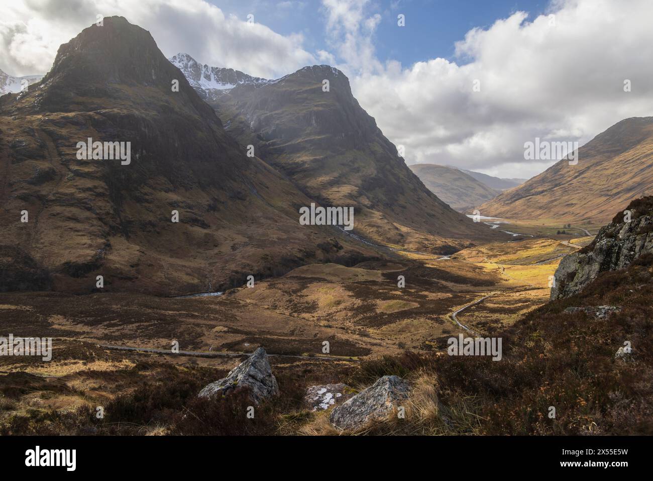 Dramatische Landschaft am Pass of Glencoe in den schottischen Highlands, Schottland. Frühjahr (März) 2024. Stockfoto