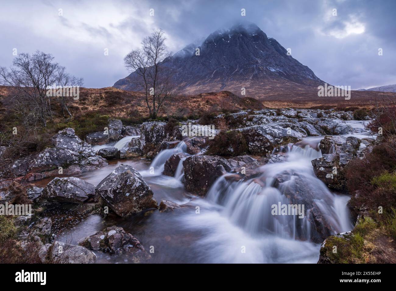 Buachaille Etive Mor und die Coupall River Falls, Glencoe, Highland, Schottland. Frühjahr (März) 2024. Stockfoto