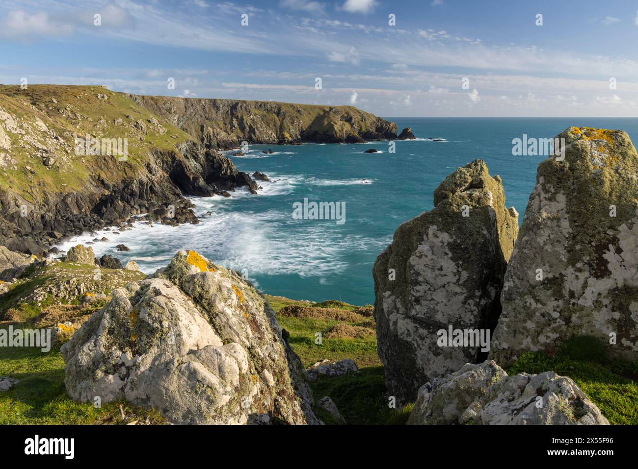 Dramatische Küstenlandschaft in Ogo-Dour Cove auf der Lizard Peninsula in Cornwall, England. Frühjahr (April) 2024. Stockfoto