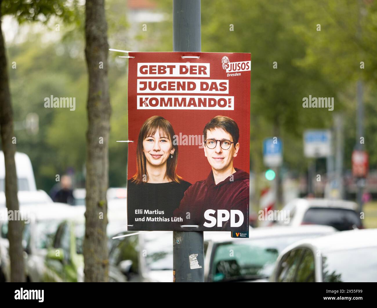 Wahlkampfplakat der SPD mit den jungen Politikern Elli Martius und Matthias Lüth. Die Kandidaten sind für die Kommunalwahlen. Stockfoto