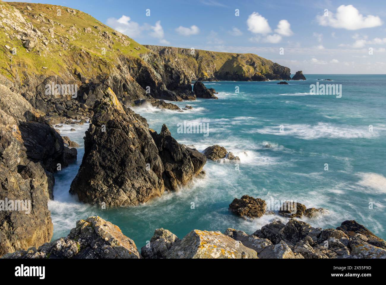 Dramatische Küstenlandschaft in Ogo-Dour Cove auf der Lizard Peninsula in Cornwall, England. Frühjahr (April) 2024. Stockfoto