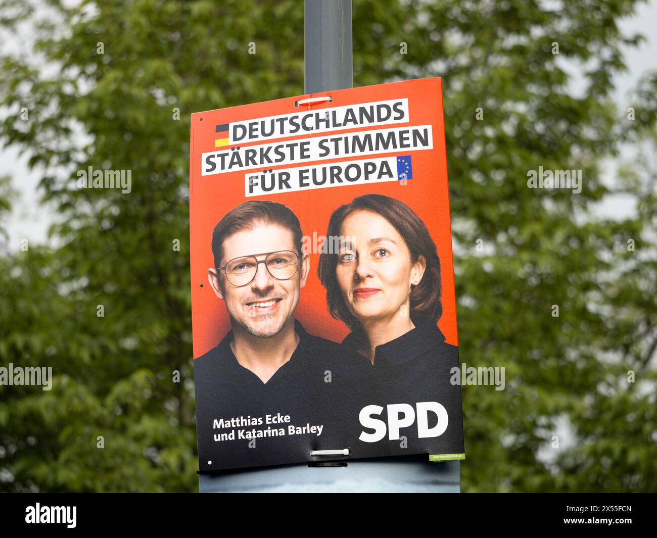 Wahlkampfplakat der SPD mit den Politikern Matthias Ecke und Katarina Barley zur Europawahl 2024 in Dresden. Stockfoto