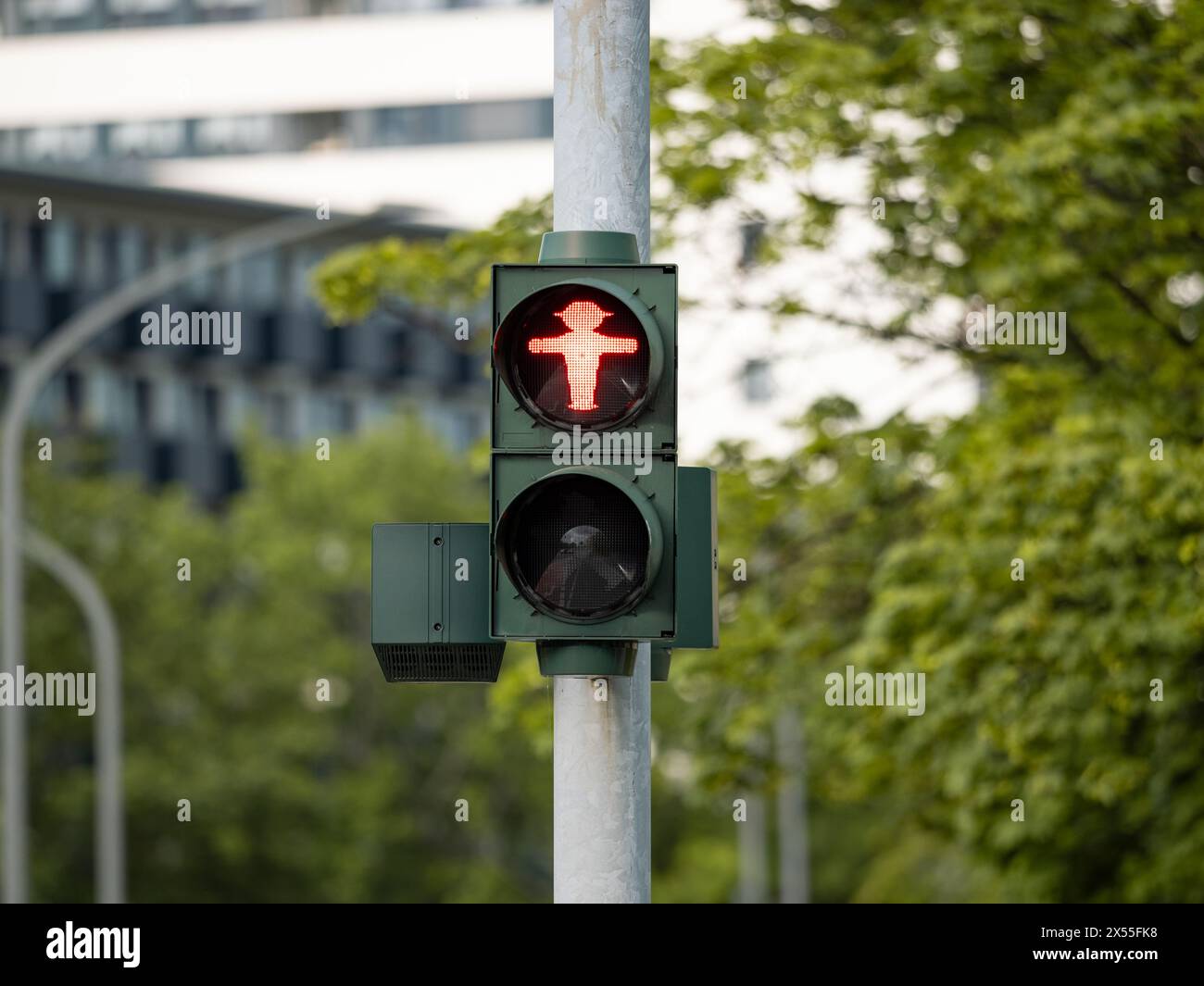 Fußgängerampel in Deutschland. Rotes Ampelsymbol an einer Kreuzung. Das Überqueren der Straße ist während des stehenden Mannes verboten. Stockfoto