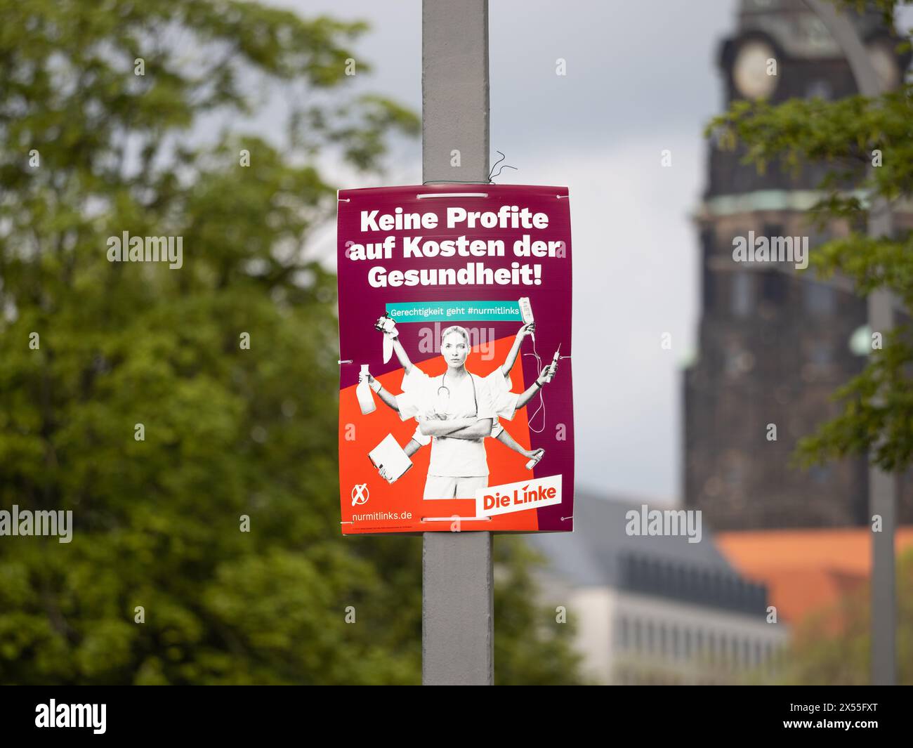 Die linke Wahlkampfplakat gegen den Kapitalismus im Gesundheitswesen. Werbetafel für die Europawahlen in Sachsen. Stockfoto