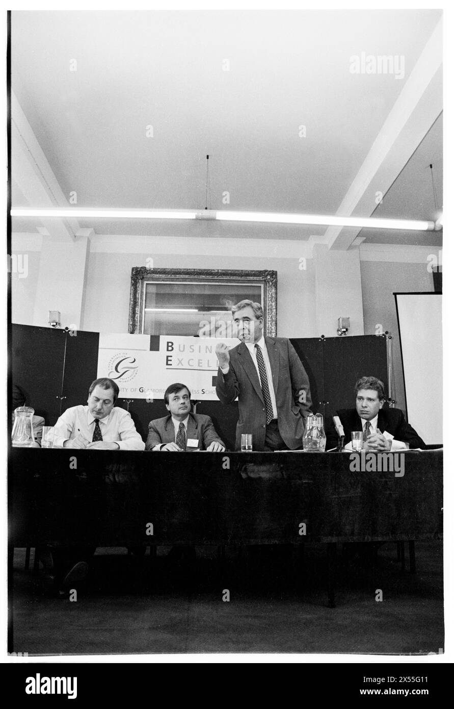 DAFYDD WIGLEY, PLAID CYMRU, 1995: Plaid Cymru Führer Dafydd Wigley wird von Ron Davies, Glyn Mathias und D Edwards während einer öffentlichen politischen Podiumsdiskussion über regionale Entwicklung beobachtet. Walisische Politiker treffen sich am 5. Juni 1995 zu einer Entwicklungskonferenz an der University of Glamorgan in Treforest, Wales, Großbritannien. Foto: Rob Watkins. INFO: Dafydd Wigley, ein prominenter walisischer Politiker, war von 1981 bis 1984 und von 1991 bis 2000 Anführer von Plaid Cymru. Bekannt für sein leidenschaftliches Engagement für die walisische Unabhängigkeit, spielte er eine entscheidende Rolle bei der Gestaltung der walisischen Politik. Stockfoto DAFYDD WIGLEY, PLAID CYMRU, 1995: Plaid Cymru Führer Dafydd Wigley wird von Ron Davies, Glyn Mathias und D Edwards während einer öffentlichen politischen Podiumsdiskussion über regionale Entwicklung beobachtet. Walisische Politiker treffen sich am 5. Juni 1995 zu einer Entwicklungskonferenz an der University of Glamorgan in Treforest, Wales, Großbritannien. Foto: Rob Watkins. INFO: Dafydd Wigley, ein prominenter walisischer Politiker, war von 1981 bis 1984 und von 1991 bis 2000 Anführer von Plaid Cymru. Bekannt für sein leidenschaftliches Engagement für die walisische Unabhängigkeit, spielte er eine entscheidende Rolle bei der Gestaltung der walisischen Politik. Stockfoto