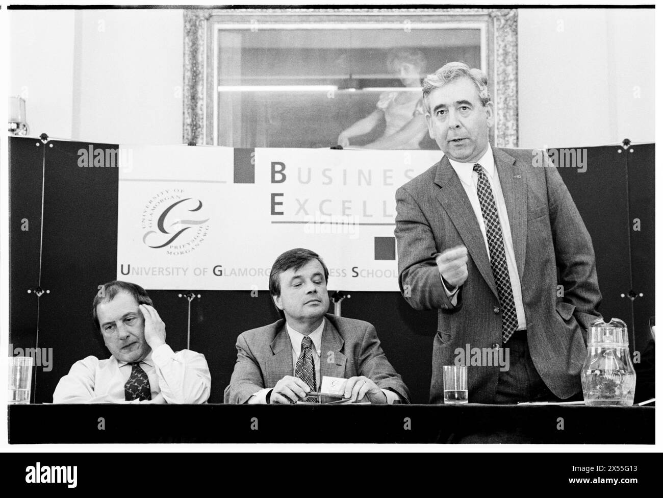 DAFYDD WIGLEY, PLAID CYMRU, 1995: Plaid Cymru-Führer Dafydd Wigley wird von Ron Davies und Glyn Mathias während eines öffentlichen politischen Panels zur regionalen Entwicklung beobachtet. Walisische Politiker treffen sich am 5. Juni 1995 zu einer Entwicklungskonferenz an der University of Glamorgan in Treforest, Wales, Großbritannien. Foto: Rob Watkins. INFO: Dafydd Wigley, ein prominenter walisischer Politiker, war von 1981 bis 1984 und von 1991 bis 2000 Anführer von Plaid Cymru. Bekannt für sein leidenschaftliches Engagement für die walisische Unabhängigkeit, spielte er eine entscheidende Rolle bei der Gestaltung der walisischen Politik. Stockfoto DAFYDD WIGLEY, PLAID CYMRU, 1995: Plaid Cymru-Führer Dafydd Wigley wird von Ron Davies und Glyn Mathias während eines öffentlichen politischen Panels zur regionalen Entwicklung beobachtet. Walisische Politiker treffen sich am 5. Juni 1995 zu einer Entwicklungskonferenz an der University of Glamorgan in Treforest, Wales, Großbritannien. Foto: Rob Watkins. INFO: Dafydd Wigley, ein prominenter walisischer Politiker, war von 1981 bis 1984 und von 1991 bis 2000 Anführer von Plaid Cymru. Bekannt für sein leidenschaftliches Engagement für die walisische Unabhängigkeit, spielte er eine entscheidende Rolle bei der Gestaltung der walisischen Politik. Stockfoto