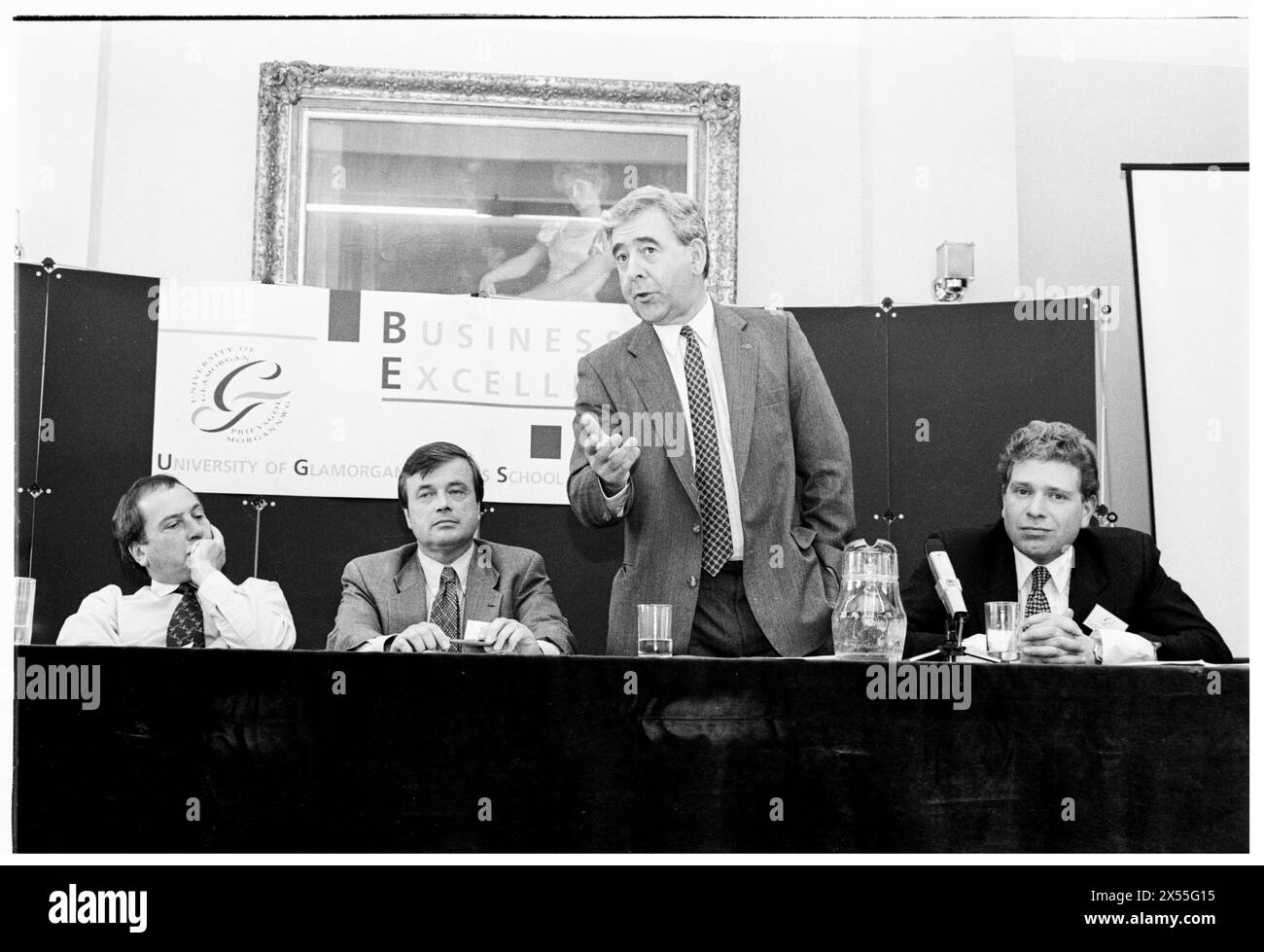 DAFYDD WIGLEY, PLAID CYMRU, 1995: Plaid Cymru-Führer Dafydd Wigley wird von Ron Davies, Glyn Mathias und Cllr D Edwards während einer Universität beobachtet, die eine öffentliche politische Podiumsdiskussion über regionale Entwicklung veranstaltete. Walisische Politiker treffen sich am 5. Juni 1995 zu einer Entwicklungskonferenz an der University of Glamorgan in Treforest, Wales, Großbritannien. Foto: Rob Watkins. INFO: Dafydd Wigley, ein prominenter walisischer Politiker, war von 1981 bis 1984 und von 1991 bis 2000 Anführer von Plaid Cymru. Bekannt für sein leidenschaftliches Engagement für die walisische Unabhängigkeit, spielte er eine entscheidende Rolle bei der Gestaltung der walisischen Politik. Stockfoto DAFYDD WIGLEY, PLAID CYMRU, 1995: Plaid Cymru-Führer Dafydd Wigley wird von Ron Davies, Glyn Mathias und Cllr D Edwards während einer Universität beobachtet, die eine öffentliche politische Podiumsdiskussion über regionale Entwicklung veranstaltete. Walisische Politiker treffen sich am 5. Juni 1995 zu einer Entwicklungskonferenz an der University of Glamorgan in Treforest, Wales, Großbritannien. Foto: Rob Watkins. INFO: Dafydd Wigley, ein prominenter walisischer Politiker, war von 1981 bis 1984 und von 1991 bis 2000 Anführer von Plaid Cymru. Bekannt für sein leidenschaftliches Engagement für die walisische Unabhängigkeit, spielte er eine entscheidende Rolle bei der Gestaltung der walisischen Politik. Stockfoto