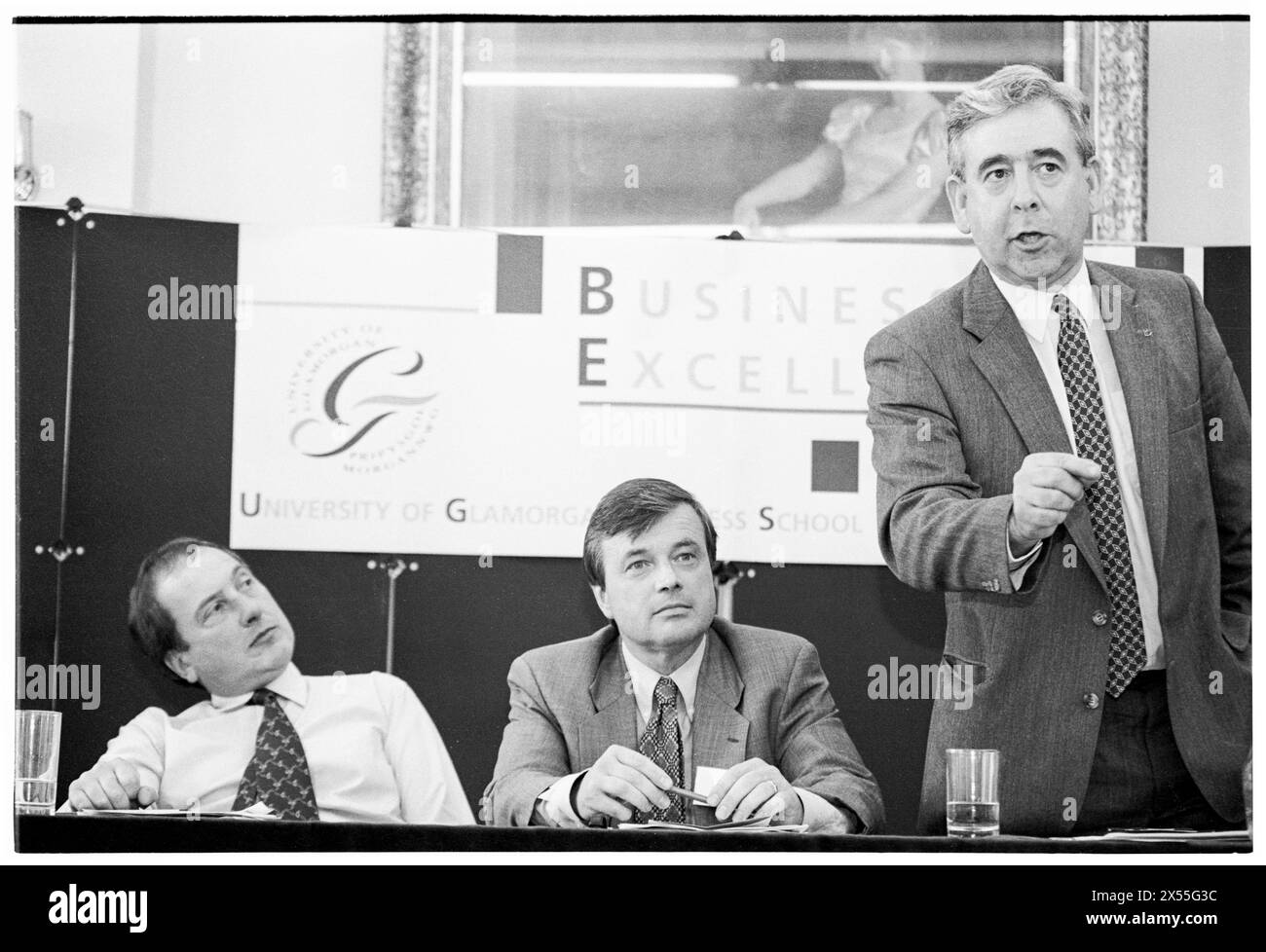 DAFYDD WIGLEY, PLAID CYMRU, 1995: Plaid Cymru-Führer Dafydd Wigley wird von Ron Davies und Glyn Mathias während eines öffentlichen politischen Panels zur regionalen Entwicklung beobachtet. Walisische Politiker treffen sich am 5. Juni 1995 zu einer Entwicklungskonferenz an der University of Glamorgan in Treforest, Wales, Großbritannien. Foto: Rob Watkins. INFO: Dafydd Wigley, ein prominenter walisischer Politiker, war von 1981 bis 1984 und von 1991 bis 2000 Anführer von Plaid Cymru. Bekannt für sein leidenschaftliches Engagement für die walisische Unabhängigkeit, spielte er eine entscheidende Rolle bei der Gestaltung der walisischen Politik. Stockfoto DAFYDD WIGLEY, PLAID CYMRU, 1995: Plaid Cymru-Führer Dafydd Wigley wird von Ron Davies und Glyn Mathias während eines öffentlichen politischen Panels zur regionalen Entwicklung beobachtet. Walisische Politiker treffen sich am 5. Juni 1995 zu einer Entwicklungskonferenz an der University of Glamorgan in Treforest, Wales, Großbritannien. Foto: Rob Watkins. INFO: Dafydd Wigley, ein prominenter walisischer Politiker, war von 1981 bis 1984 und von 1991 bis 2000 Anführer von Plaid Cymru. Bekannt für sein leidenschaftliches Engagement für die walisische Unabhängigkeit, spielte er eine entscheidende Rolle bei der Gestaltung der walisischen Politik. Stockfoto