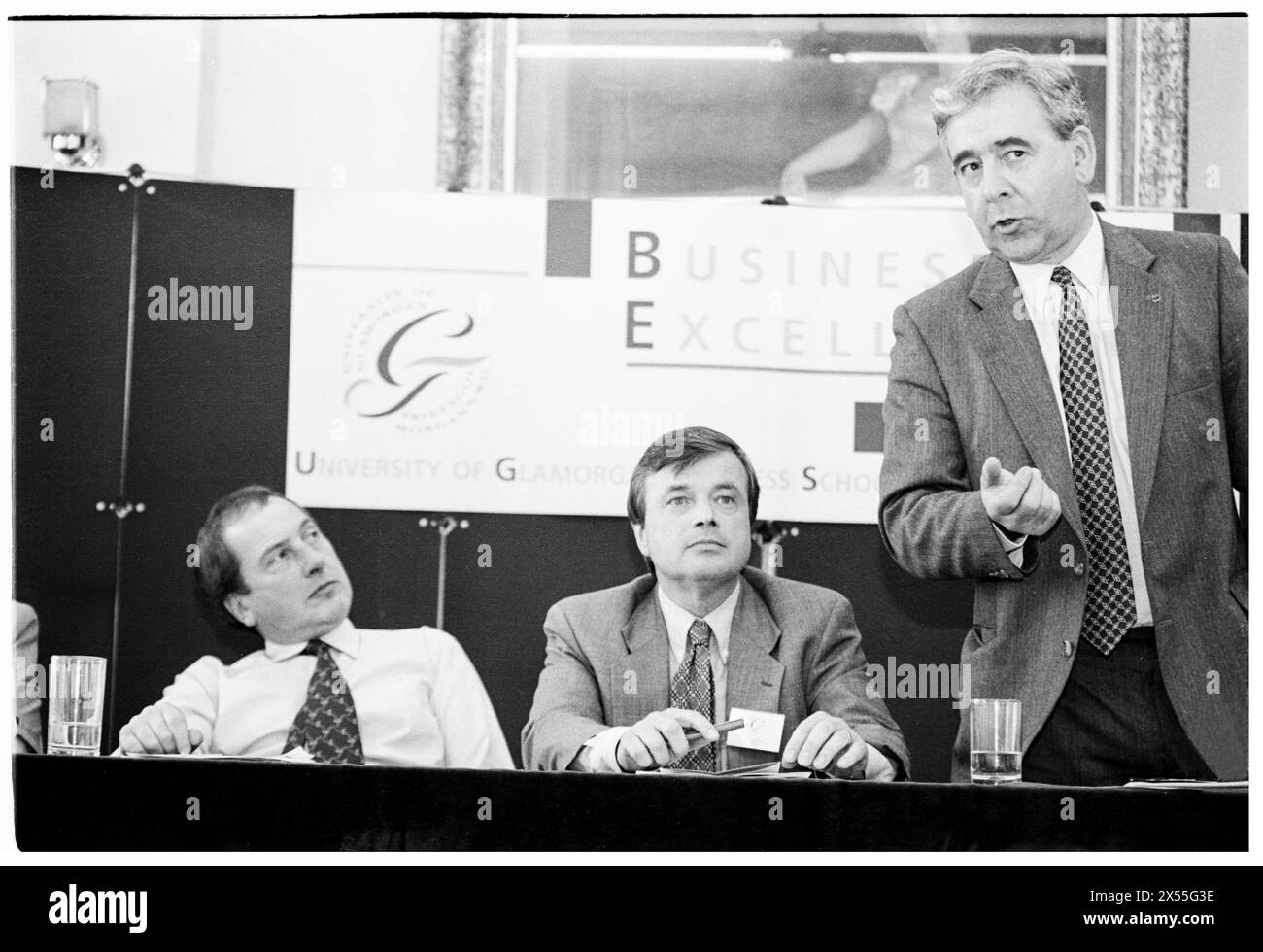 DAFYDD WIGLEY, PLAID CYMRU, 1995: Plaid Cymru-Führer Dafydd Wigley wird von Ron Davies und Glyn Mathias während eines öffentlichen politischen Panels zur regionalen Entwicklung beobachtet. Walisische Politiker treffen sich am 5. Juni 1995 zu einer Entwicklungskonferenz an der University of Glamorgan in Treforest, Wales, Großbritannien. Foto: Rob Watkins. INFO: Dafydd Wigley, ein prominenter walisischer Politiker, war von 1981 bis 1984 und von 1991 bis 2000 Anführer von Plaid Cymru. Bekannt für sein leidenschaftliches Engagement für die walisische Unabhängigkeit, spielte er eine entscheidende Rolle bei der Gestaltung der walisischen Politik. Stockfoto DAFYDD WIGLEY, PLAID CYMRU, 1995: Plaid Cymru-Führer Dafydd Wigley wird von Ron Davies und Glyn Mathias während eines öffentlichen politischen Panels zur regionalen Entwicklung beobachtet. Walisische Politiker treffen sich am 5. Juni 1995 zu einer Entwicklungskonferenz an der University of Glamorgan in Treforest, Wales, Großbritannien. Foto: Rob Watkins. INFO: Dafydd Wigley, ein prominenter walisischer Politiker, war von 1981 bis 1984 und von 1991 bis 2000 Anführer von Plaid Cymru. Bekannt für sein leidenschaftliches Engagement für die walisische Unabhängigkeit, spielte er eine entscheidende Rolle bei der Gestaltung der walisischen Politik. Stockfoto