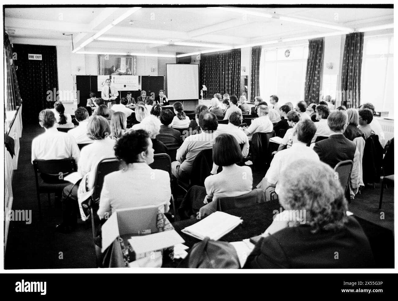 AUDIENCE, WALISISCHE ENTWICKLUNGSKONFERENZ, 1995: Das Publikum hört aufmerksam zu, wie sich walisische Politiker am 5. Juni 1995 zu einer Entwicklungskonferenz an der University of Glamorgan in Treforest, Wales, Großbritannien, zusammentun. Foto: Rob Watkins Stockfoto AUDIENCE, WALISISCHE ENTWICKLUNGSKONFERENZ, 1995: Das Publikum hört aufmerksam zu, wie sich walisische Politiker am 5. Juni 1995 zu einer Entwicklungskonferenz an der University of Glamorgan in Treforest, Wales, Großbritannien, zusammentun. Foto: Rob Watkins Stockfoto