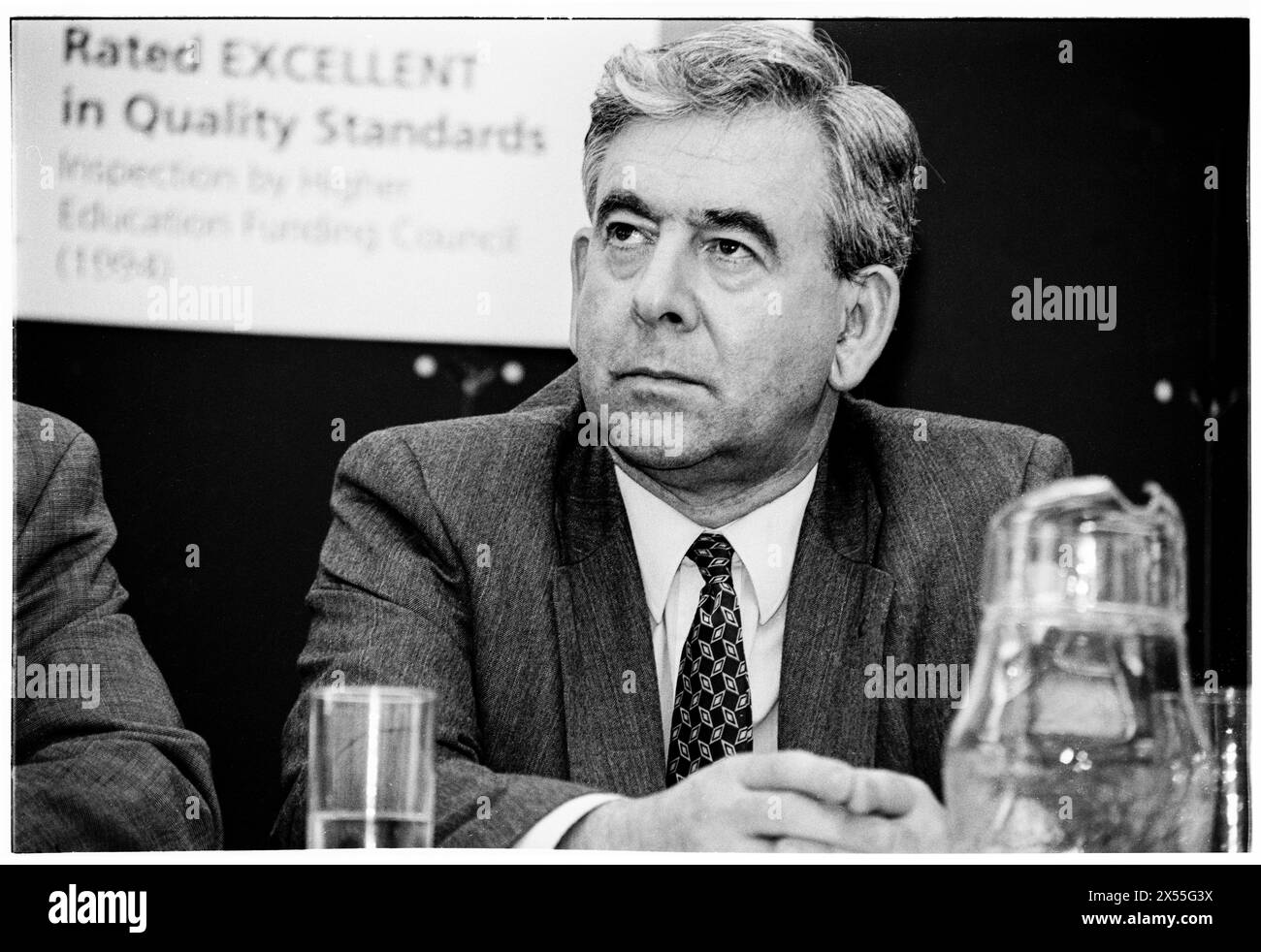 DAFYDD WIGLEY, PLAID CYMRU, 1995: Plaid Cymru-Führer Dafydd Wigley während einer Universität war ein öffentliches politisches Panel zur regionalen Entwicklung. Walisische Politiker treffen sich am 5. Juni 1995 zu einer Entwicklungskonferenz an der University of Glamorgan in Treforest, Wales, Großbritannien. Foto: Rob Watkins. INFO: Dafydd Wigley, ein prominenter walisischer Politiker, war von 1981 bis 1984 und von 1991 bis 2000 Anführer von Plaid Cymru. Bekannt für sein leidenschaftliches Engagement für die walisische Unabhängigkeit, spielte er eine entscheidende Rolle bei der Gestaltung der walisischen Politik. Stockfoto DAFYDD WIGLEY, PLAID CYMRU, 1995: Plaid Cymru-Führer Dafydd Wigley während einer Universität war ein öffentliches politisches Panel zur regionalen Entwicklung. Walisische Politiker treffen sich am 5. Juni 1995 zu einer Entwicklungskonferenz an der University of Glamorgan in Treforest, Wales, Großbritannien. Foto: Rob Watkins. INFO: Dafydd Wigley, ein prominenter walisischer Politiker, war von 1981 bis 1984 und von 1991 bis 2000 Anführer von Plaid Cymru. Bekannt für sein leidenschaftliches Engagement für die walisische Unabhängigkeit, spielte er eine entscheidende Rolle bei der Gestaltung der walisischen Politik. Stockfoto