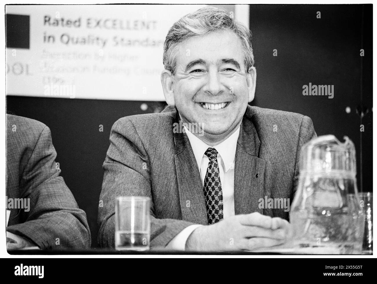 DAFYDD WIGLEY, PLAID CYMRU, 1995: Plaid Cymru-Führer Dafydd Wigley während einer Universität war ein öffentliches politisches Panel zur regionalen Entwicklung. Walisische Politiker treffen sich am 5. Juni 1995 zu einer Entwicklungskonferenz an der University of Glamorgan in Treforest, Wales, Großbritannien. Foto: Rob Watkins. INFO: Dafydd Wigley, ein prominenter walisischer Politiker, war von 1981 bis 1984 und von 1991 bis 2000 Anführer von Plaid Cymru. Bekannt für sein leidenschaftliches Engagement für die walisische Unabhängigkeit, spielte er eine entscheidende Rolle bei der Gestaltung der walisischen Politik. Stockfoto DAFYDD WIGLEY, PLAID CYMRU, 1995: Plaid Cymru-Führer Dafydd Wigley während einer Universität war ein öffentliches politisches Panel zur regionalen Entwicklung. Walisische Politiker treffen sich am 5. Juni 1995 zu einer Entwicklungskonferenz an der University of Glamorgan in Treforest, Wales, Großbritannien. Foto: Rob Watkins. INFO: Dafydd Wigley, ein prominenter walisischer Politiker, war von 1981 bis 1984 und von 1991 bis 2000 Anführer von Plaid Cymru. Bekannt für sein leidenschaftliches Engagement für die walisische Unabhängigkeit, spielte er eine entscheidende Rolle bei der Gestaltung der walisischen Politik. Stockfoto