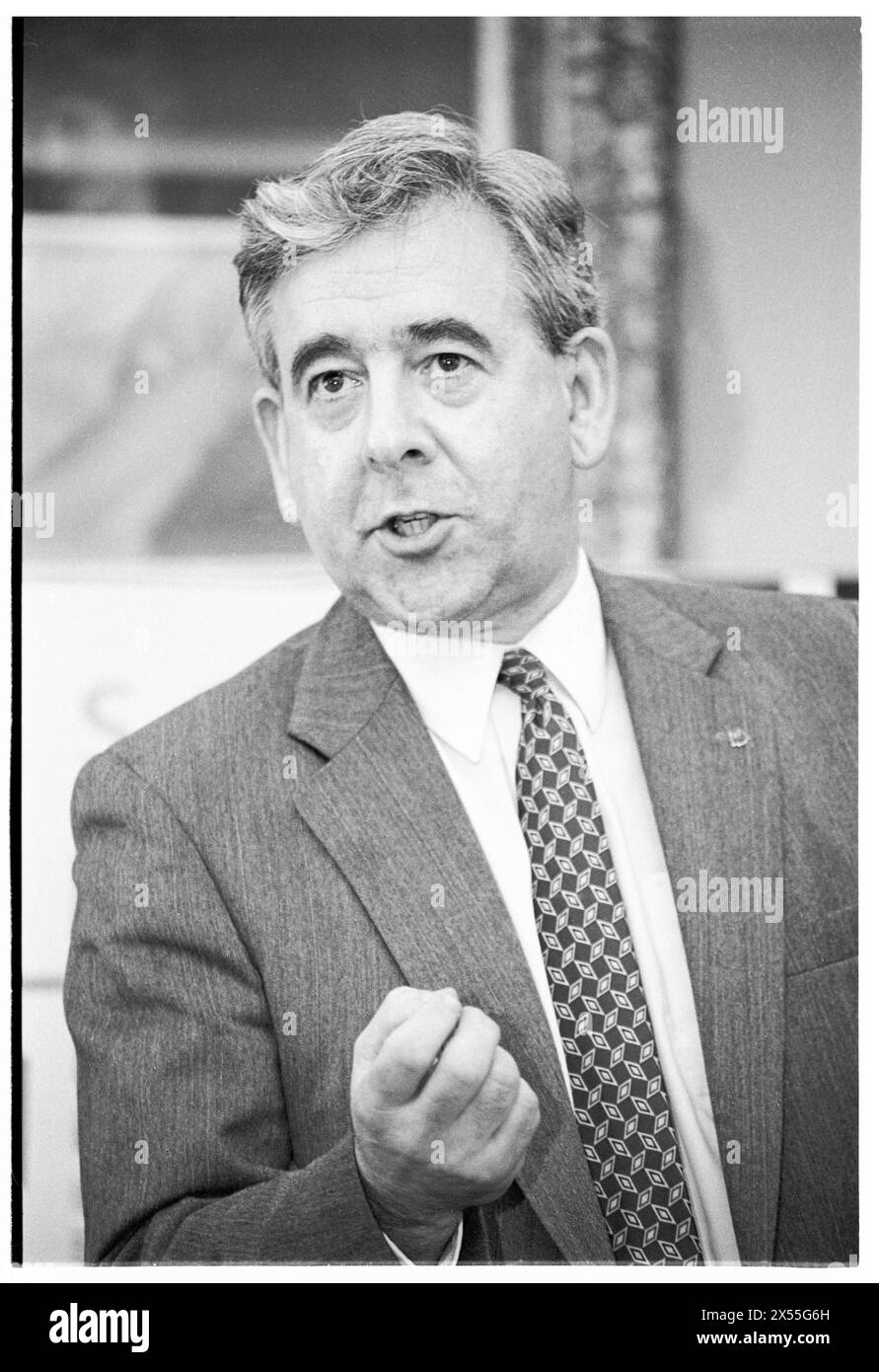 DAFYDD WIGLEY, PLAID CYMRU, 1995: Plaid Cymru-Führer Dafydd Wigley während einer Universität war ein öffentliches politisches Panel zur regionalen Entwicklung. Walisische Politiker treffen sich am 5. Juni 1995 zu einer Entwicklungskonferenz an der University of Glamorgan in Treforest, Wales, Großbritannien. Foto: Rob Watkins. INFO: Dafydd Wigley, ein prominenter walisischer Politiker, war von 1981 bis 1984 und von 1991 bis 2000 Anführer von Plaid Cymru. Bekannt für sein leidenschaftliches Engagement für die walisische Unabhängigkeit, spielte er eine entscheidende Rolle bei der Gestaltung der walisischen Politik. Stockfoto DAFYDD WIGLEY, PLAID CYMRU, 1995: Plaid Cymru-Führer Dafydd Wigley während einer Universität war ein öffentliches politisches Panel zur regionalen Entwicklung. Walisische Politiker treffen sich am 5. Juni 1995 zu einer Entwicklungskonferenz an der University of Glamorgan in Treforest, Wales, Großbritannien. Foto: Rob Watkins. INFO: Dafydd Wigley, ein prominenter walisischer Politiker, war von 1981 bis 1984 und von 1991 bis 2000 Anführer von Plaid Cymru. Bekannt für sein leidenschaftliches Engagement für die walisische Unabhängigkeit, spielte er eine entscheidende Rolle bei der Gestaltung der walisischen Politik. Stockfoto