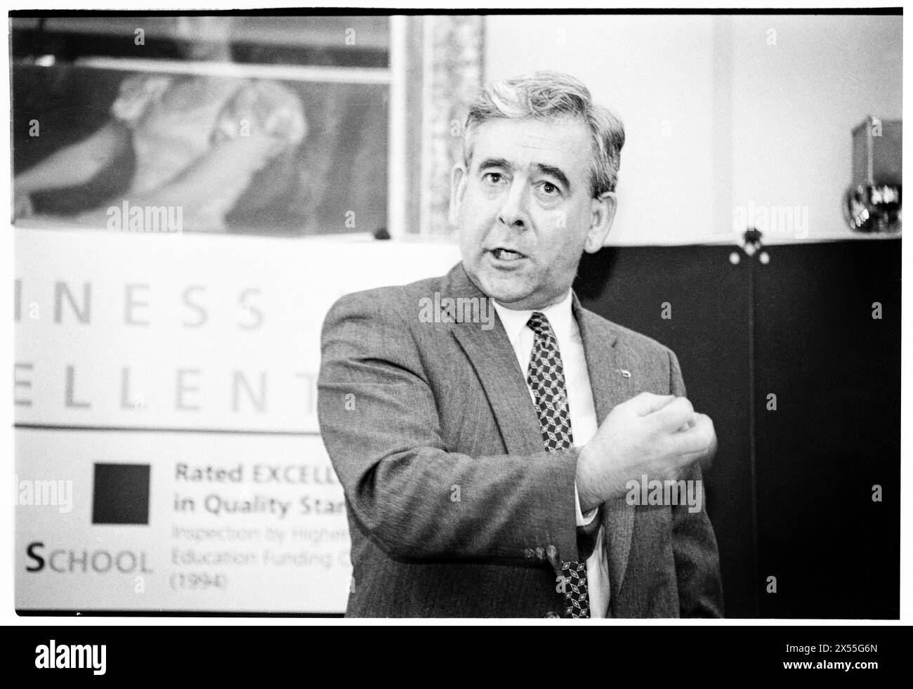 DAFYDD WIGLEY, PLAID CYMRU, 1995: Plaid Cymru-Führer Dafydd Wigley während einer Universität war ein öffentliches politisches Panel zur regionalen Entwicklung. Walisische Politiker treffen sich am 5. Juni 1995 zu einer Entwicklungskonferenz an der University of Glamorgan in Treforest, Wales, Großbritannien. Foto: Rob Watkins. INFO: Dafydd Wigley, ein prominenter walisischer Politiker, war von 1981 bis 1984 und von 1991 bis 2000 Anführer von Plaid Cymru. Bekannt für sein leidenschaftliches Engagement für die walisische Unabhängigkeit, spielte er eine entscheidende Rolle bei der Gestaltung der walisischen Politik. Stockfoto DAFYDD WIGLEY, PLAID CYMRU, 1995: Plaid Cymru-Führer Dafydd Wigley während einer Universität war ein öffentliches politisches Panel zur regionalen Entwicklung. Walisische Politiker treffen sich am 5. Juni 1995 zu einer Entwicklungskonferenz an der University of Glamorgan in Treforest, Wales, Großbritannien. Foto: Rob Watkins. INFO: Dafydd Wigley, ein prominenter walisischer Politiker, war von 1981 bis 1984 und von 1991 bis 2000 Anführer von Plaid Cymru. Bekannt für sein leidenschaftliches Engagement für die walisische Unabhängigkeit, spielte er eine entscheidende Rolle bei der Gestaltung der walisischen Politik. Stockfoto