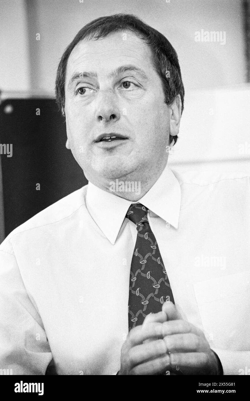 RON DAVIES, WALISISCHER ARBEITSLEITER, 1995: Walisischer Politiker Ron Davies Parlamentsabgeordneter spricht leidenschaftlich auf einer öffentlichen Podiumsveranstaltung der Universität. Walisische Politiker treffen sich am 5. Juni 1995 zu einer Entwicklungskonferenz an der University of Glamorgan in Treforest, Wales, Großbritannien. Foto: Rob Watkins. INFO: Ron Davies, ein britischer Politiker, war von 1983 bis 2001 Parlamentsabgeordneter für Caerphilly. Er war Mitglied der Labour Party und bekleidete Ministerposten, unter anderem Secretary of State for Wales, trat jedoch nach einem umstrittenen Vorfall im Jahr 1998 zurück. Stockfoto