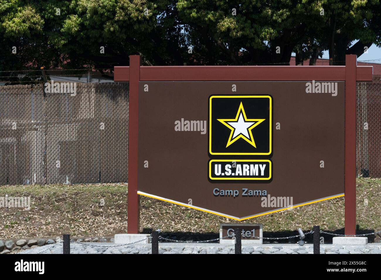 Ein Schild vor Tor 1 der Basis der US-Armee, Camp Zama in Zama, Kanagawa, Japan. Stockfoto