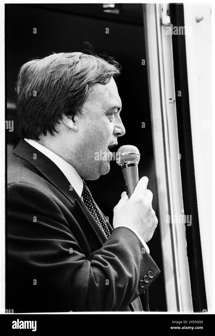 JOHN PRESCOTT, DEPUTY LEADER der LABOUR PARTY, 1995: Deputy Leader der Labour Party John Pescott hält eine leidenschaftliche Rede für New Labour auf der Rolling Rose Tour in der St David's Hall in Cardiff, Wales, Großbritannien am 5. Juli 1995. Die Rolling Rose Tour war eine Serie von Hustings, die darauf abzielten, die Mitgliedschaft der Labour Party zu erhöhen, während sie in der Opposition war. Foto: Rob Watkins. INFO: John Prescott, ein britischer Politiker, der 1938 in Prestatyn Wales geboren wurde, war von 1997 bis 2007 stellvertretender Premierminister unter Tony Blair. Als prominente Persönlichkeit in der Labour Party setzte er sich für soziale Gerechtigkeit und Umweltbelange ein Stockfoto