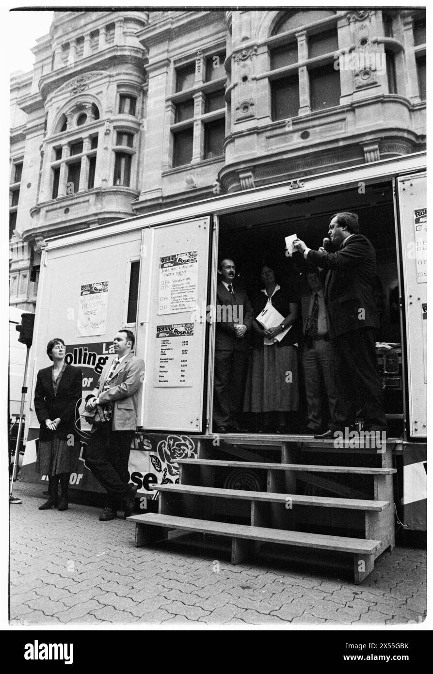 JOHN PRESCOTT, DEPUTY LEADER der LABOUR PARTY, 1995: Deputy Leader der Labour Party John Pescott hält eine leidenschaftliche Rede für New Labour auf der Rolling Rose Tour in der St David's Hall in Cardiff, Wales, Großbritannien am 5. Juli 1995. Die Rolling Rose Tour war eine Serie von Hustings, die darauf abzielten, die Mitgliedschaft der Labour Party zu erhöhen, während sie in der Opposition war. Foto: Rob Watkins. INFO: John Prescott, ein britischer Politiker, der 1938 in Prestatyn Wales geboren wurde, war von 1997 bis 2007 stellvertretender Premierminister unter Tony Blair. Als prominente Persönlichkeit in der Labour Party setzte er sich für soziale Gerechtigkeit und Umweltbelange ein Stockfoto