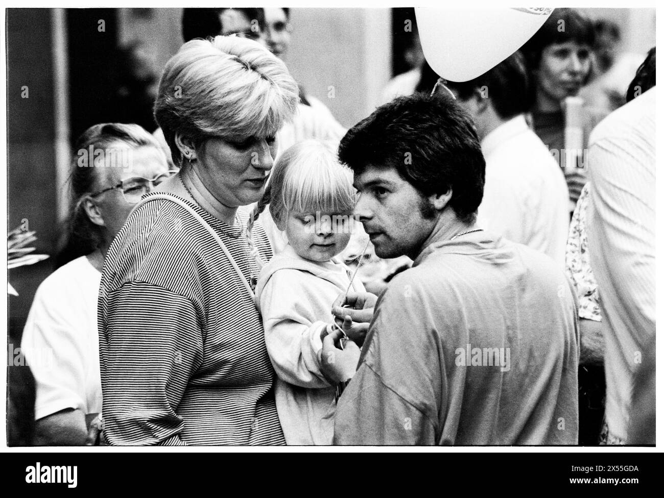 LABOUR PARTY, ROLLING ROSE TOUR, 1997: Parteiarbeiter und Mitglieder der Öffentlichkeit treffen sich, um die Reden für New Labour auf der Rolling Rose Tour in der St David's Hall in Cardiff, Wales, Großbritannien, am 5. Juli 1995 zu sehen. Die Rolling Rose Tour war eine Serie von Hustings, die darauf abzielten, die Mitgliedschaft der Labour Party zu erhöhen, während sie in der Opposition war. Foto: Rob Watkins. Stockfoto