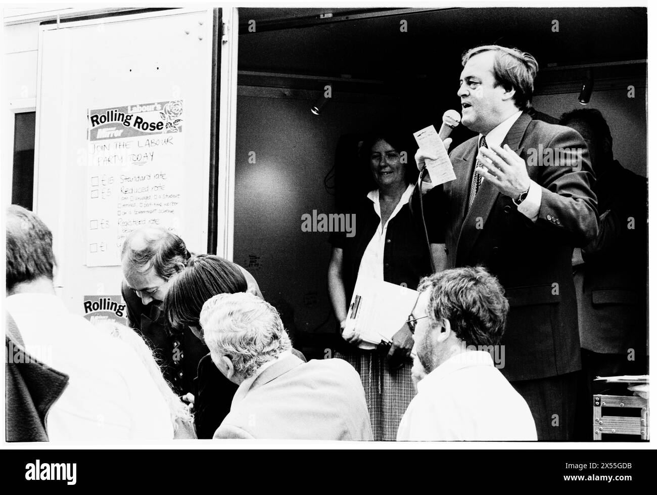 JOHN PRESCOTT, DEPUTY LEADER der LABOUR PARTY, 1995: Deputy Leader der Labour Party John Pescott hält eine leidenschaftliche Rede für New Labour auf der Rolling Rose Tour in der St David's Hall in Cardiff, Wales, Großbritannien am 5. Juli 1995. Die Rolling Rose Tour war eine Serie von Hustings, die darauf abzielten, die Mitgliedschaft der Labour Party zu erhöhen, während sie in der Opposition war. Foto: Rob Watkins. INFO: John Prescott, ein britischer Politiker, der 1938 in Prestatyn Wales geboren wurde, war von 1997 bis 2007 stellvertretender Premierminister unter Tony Blair. Als prominente Persönlichkeit in der Labour Party setzte er sich für soziale Gerechtigkeit und Umweltbelange ein Stockfoto