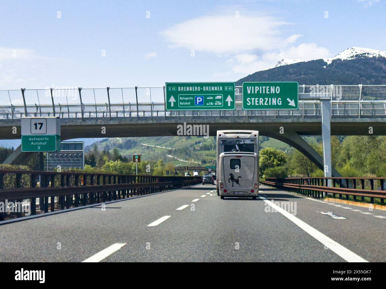 Brennero, Italien. April 2024. Autobahnmautstation Brenner in Sterzing, Italien, 29. April 2024. Fotograf: ddp Images/STAR-Images Credit: ddp Media GmbH/Alamy Live News Stockfoto