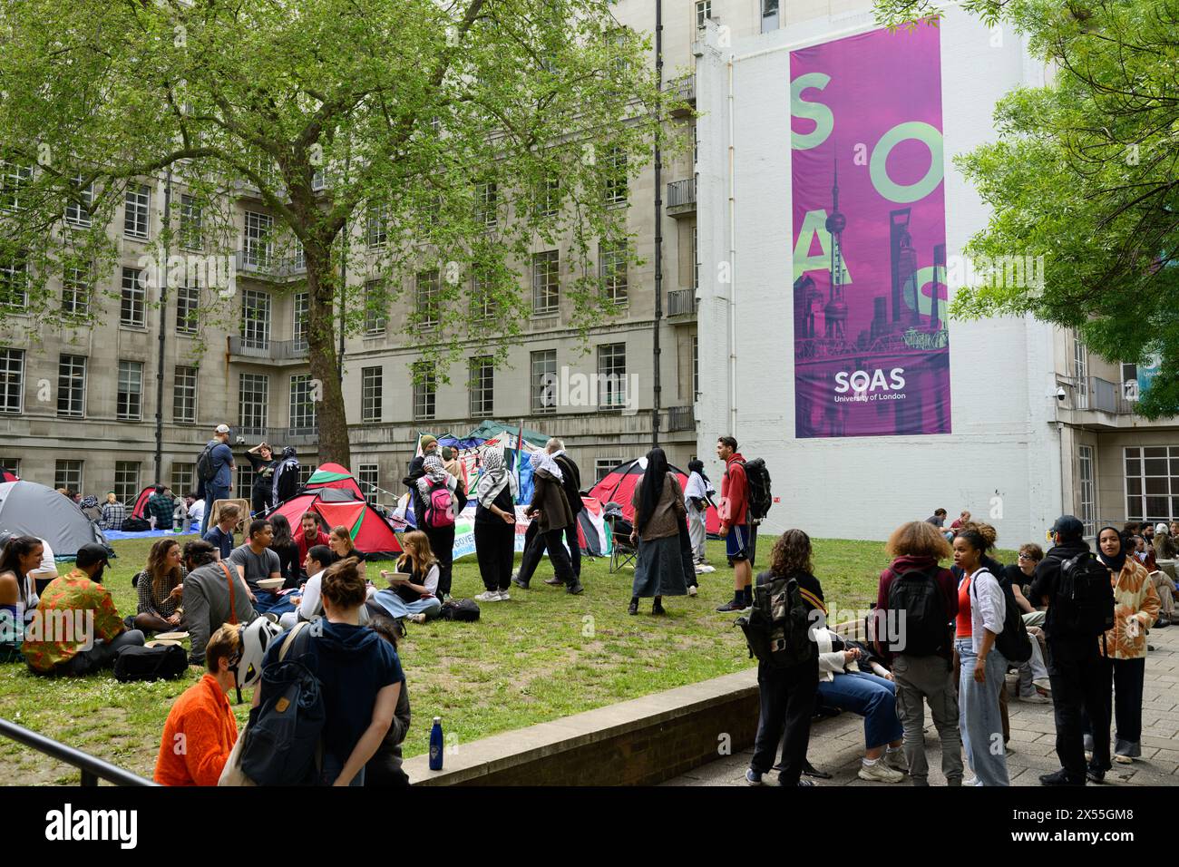 LONDON, UK, 7. Mai 2024: Studenten der SOAS University of London errichteten eine „befreite Zone“ auf dem Campus, um sich solidarisch mit den Menschen in Gaza zu verhalten. Sie fordern, dass die Universität Israel veräußert und ihre Beziehung zur Barclays Bank beendet. Stockfoto