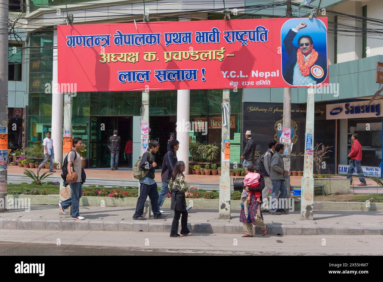 Banderoles ˆ Kathmandou ˆ la Gloire de Prachanda Leader maoiste avant le vote du 10 Avril Stockfoto
