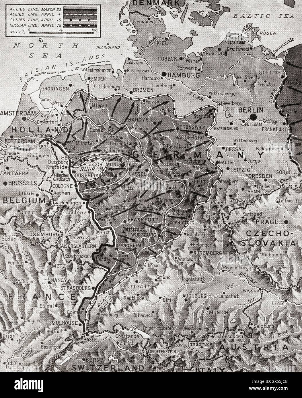 Karte, die die Bewegung der angloamerikanischen Truppen in Richtung des Reichszentrums und der tschechoslowakischen Grenze und den britischen Vormarsch zeigt, Holland abzuschneiden, April 1945 während des Zweiten Weltkriegs. Aus dem Krieg in Bildern, sechstes Jahr. Stockfoto