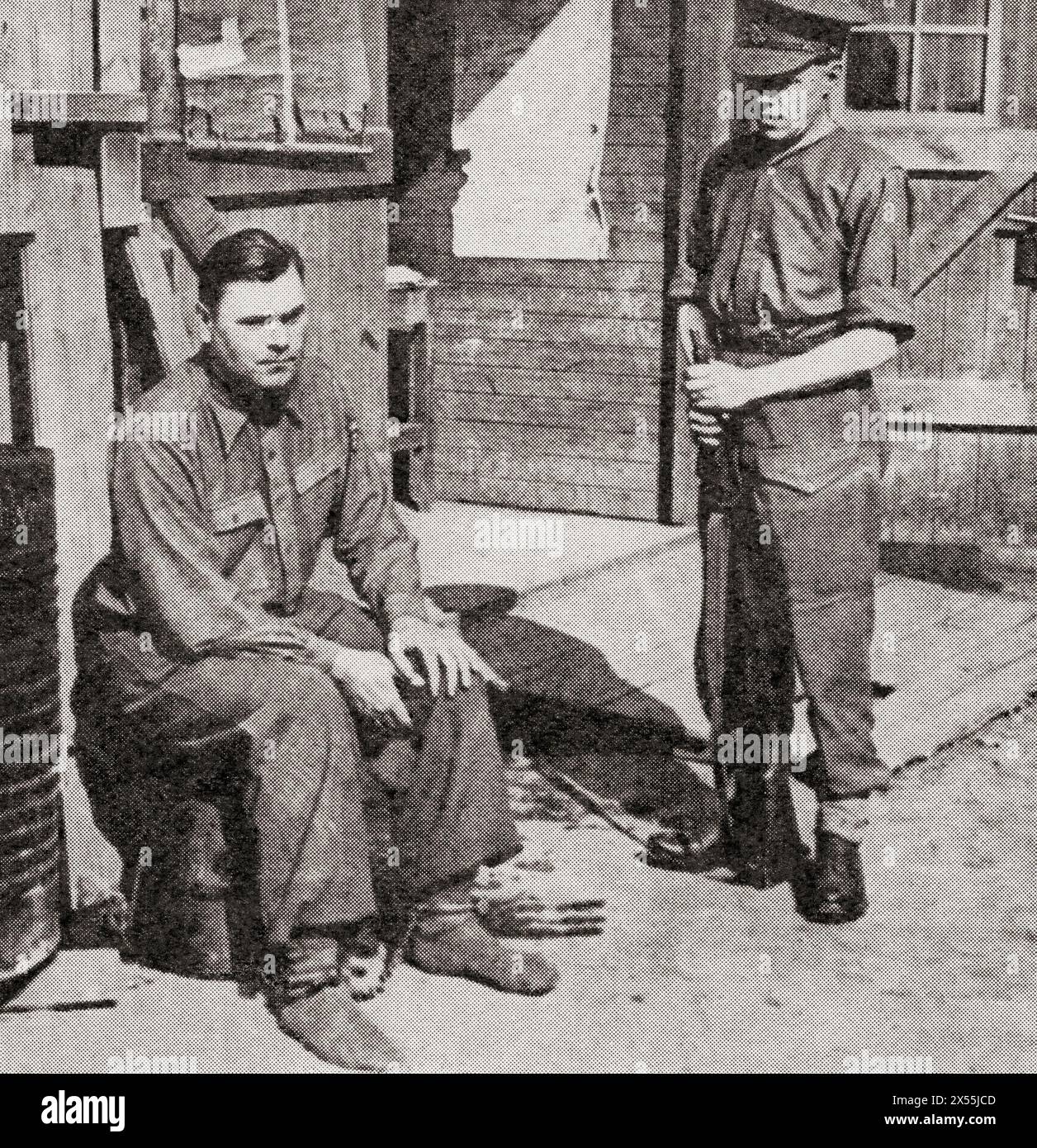 Josef Kramer alias das Biest von Belsen, Kommandant des Konzentrationslagers Belsen, der hier 1945 unter britischer Garde gesehen wurde. Josef Kramer, 1906–1945. Hauptsturmführer und Kommandant von Auschwitz-Birkenau und der Konzentrationslager Bergen-Belsen. Aus dem Krieg in Bildern, sechstes Jahr. Stockfoto