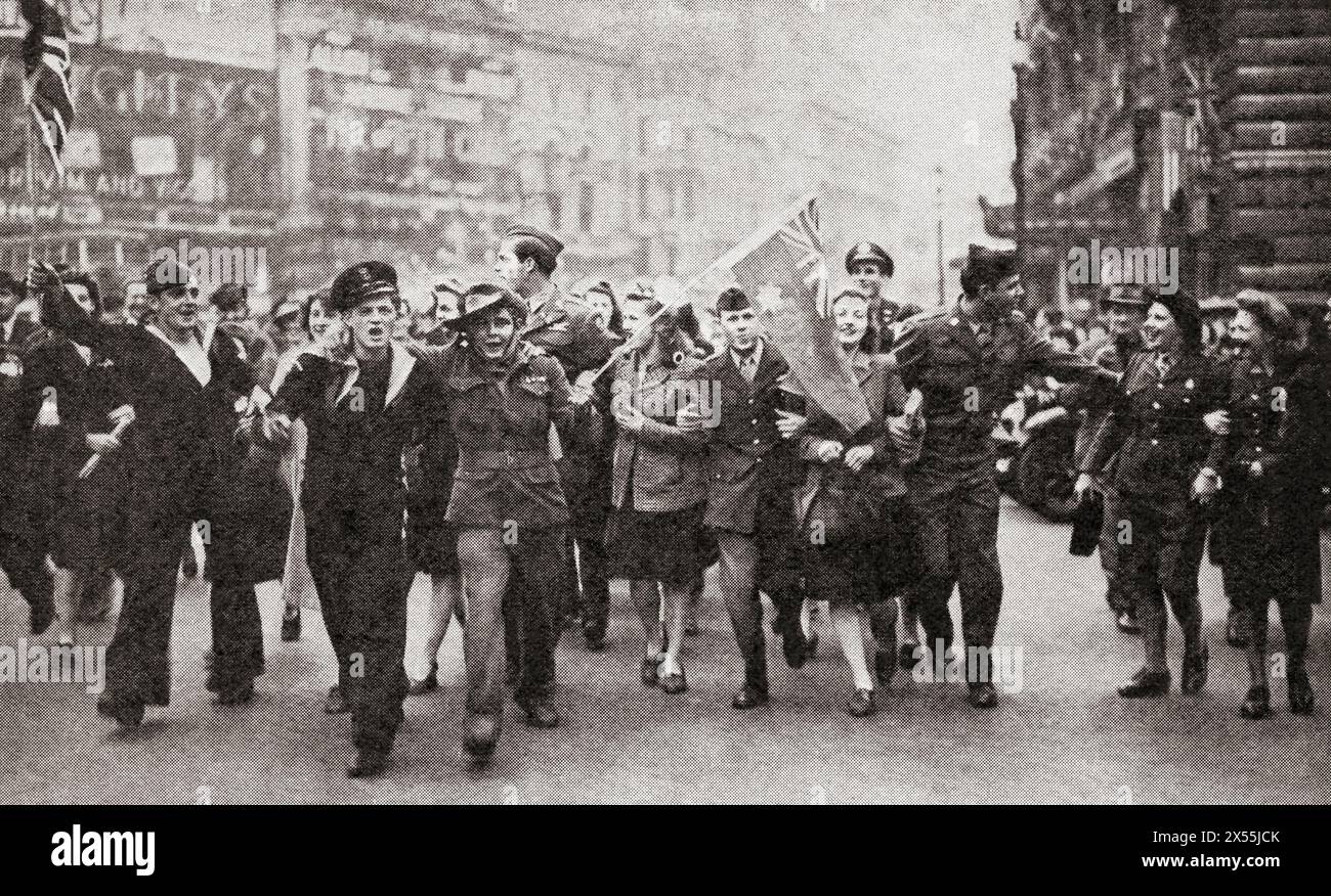 Mädchen und Soldaten in Piccadilly, Lodon, England, freuen sich und bedanken sich für den Sieg am 9. Mai 1945 am Ende des Zweiten Weltkriegs. Aus dem Krieg in Bildern, sechstes Jahr. Stockfoto
