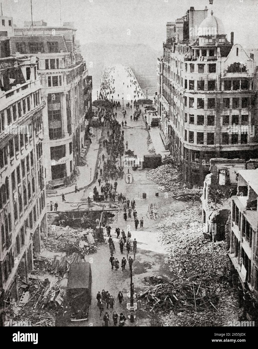 Die Annäherung an die London Bridge nach einem deutschen Bombenangriff im September 1940. Zivilisten, die ihren Weg in die Schutt machen. Aus dem Krieg in Bildern, sechstes Jahr. Stockfoto