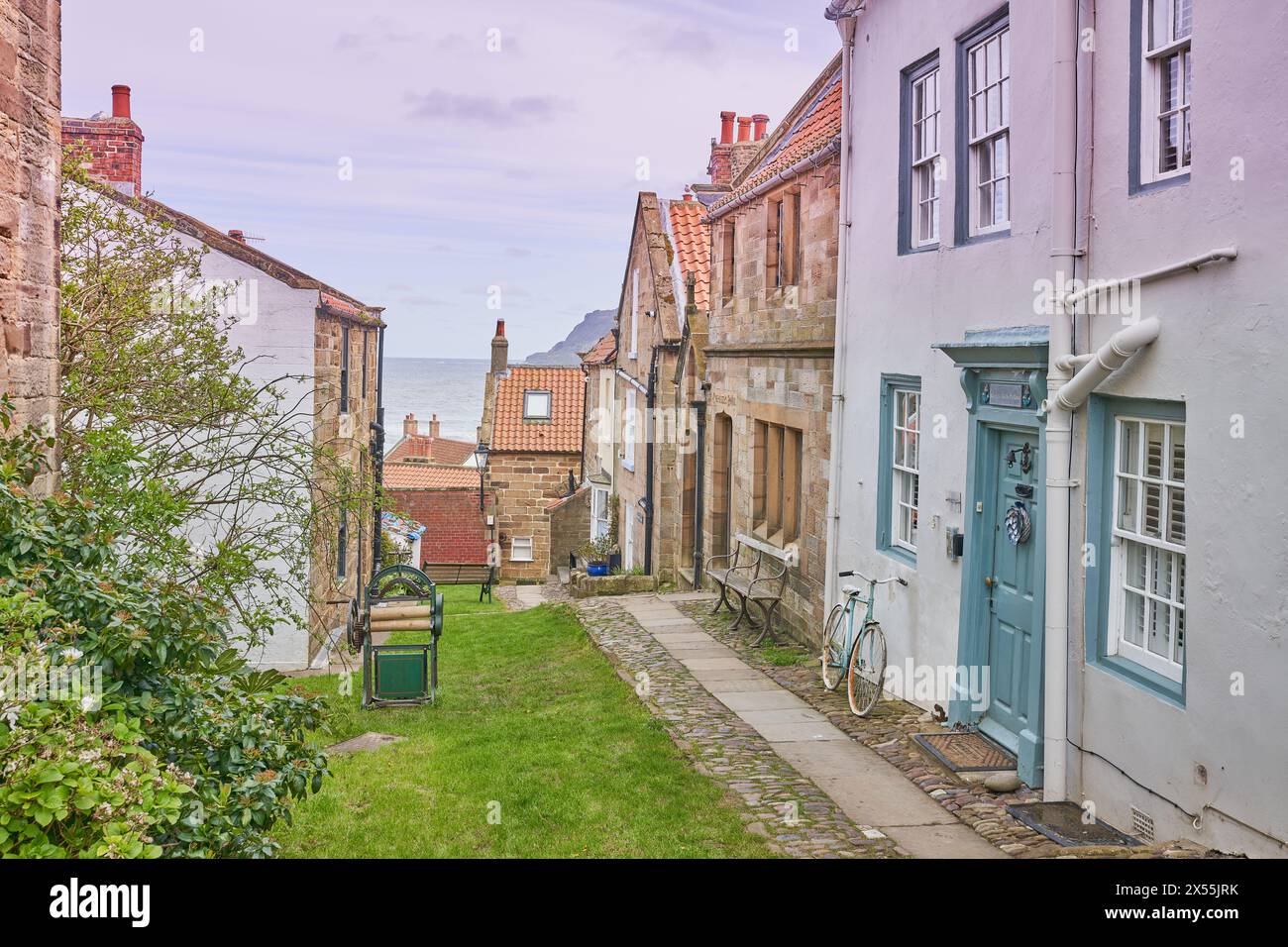 Robin Hoods Bay, North Yorkshire Coast, rustikaler Blick auf die Straße Stockfoto