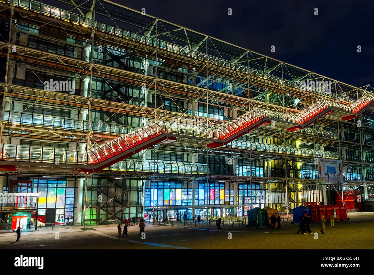 Außenansicht des Gebäudes Centre Pompidou (oder Beaubourg) bei Nacht, farbenfrohe moderne Architektur von Renzo Piano und Richard Rogers in Paris Franc Stockfoto