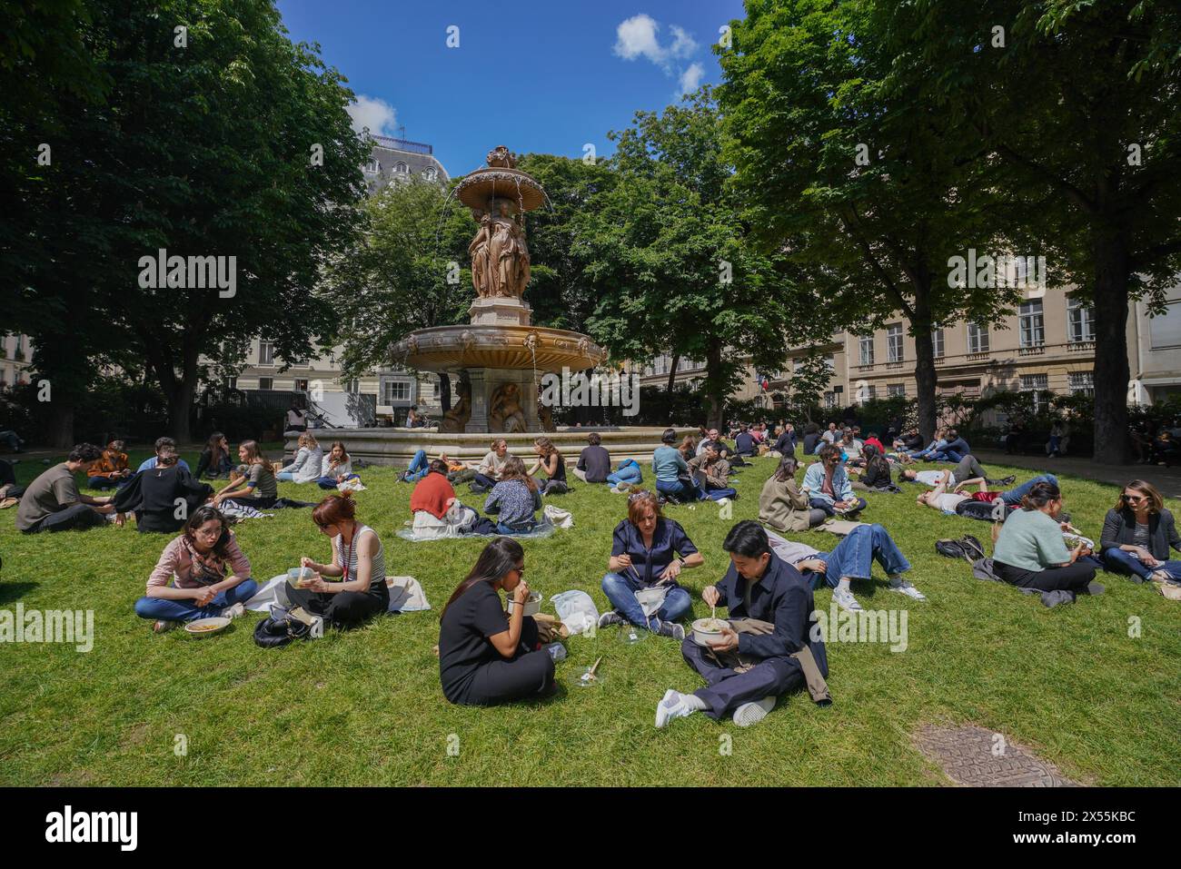 Paris, Frankreich. Mai 2024. Pariser entspannen sich in der warmen Frühlingssonne am Square Louvois, Paris. Quelle: amer Gazzal/Alamy Live News Stockfoto