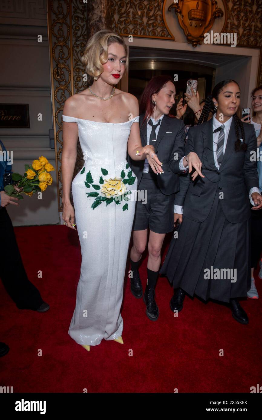 New York, Usa. Mai 2024. Gigi Hadid verlässt das Pierre Hotel zur Met Gala 2024 in New York City, USA, am 6. Mai 2024 in Thom Browne. (Foto von Thenews2/NurPhoto) Credit: NurPhoto SRL/Alamy Live News Stockfoto