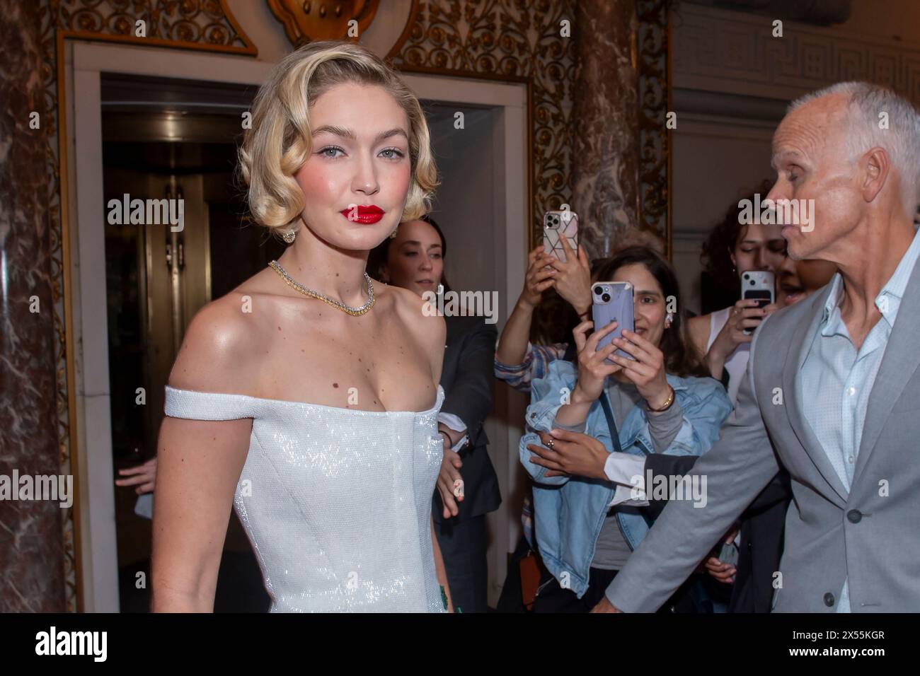 New York, Usa. Mai 2024. Gigi Hadid verlässt das Pierre Hotel zur Met Gala 2024 in New York City, USA, am 6. Mai 2024 in Thom Browne. (Foto von Thenews2/NurPhoto) Credit: NurPhoto SRL/Alamy Live News Stockfoto