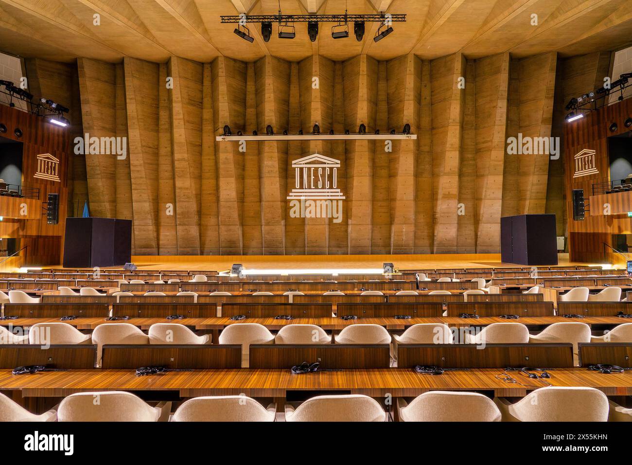 Im Inneren des großen Auditoriums des UNESCO-Hauptquartiers in Paris, Frankreich Stockfoto