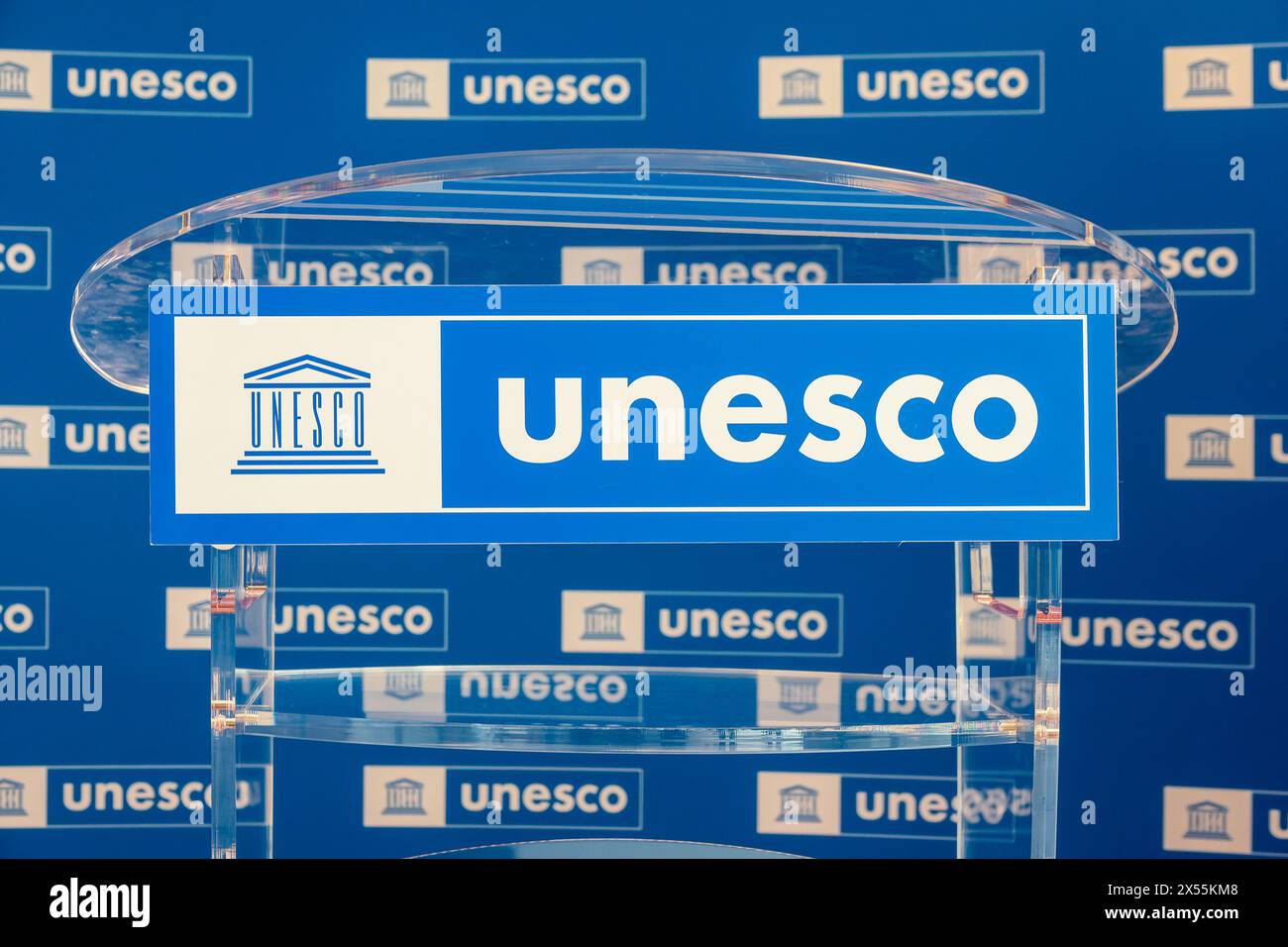 Blau-weißes UNESCO-Logo auf einem transparenten Pult Stockfoto