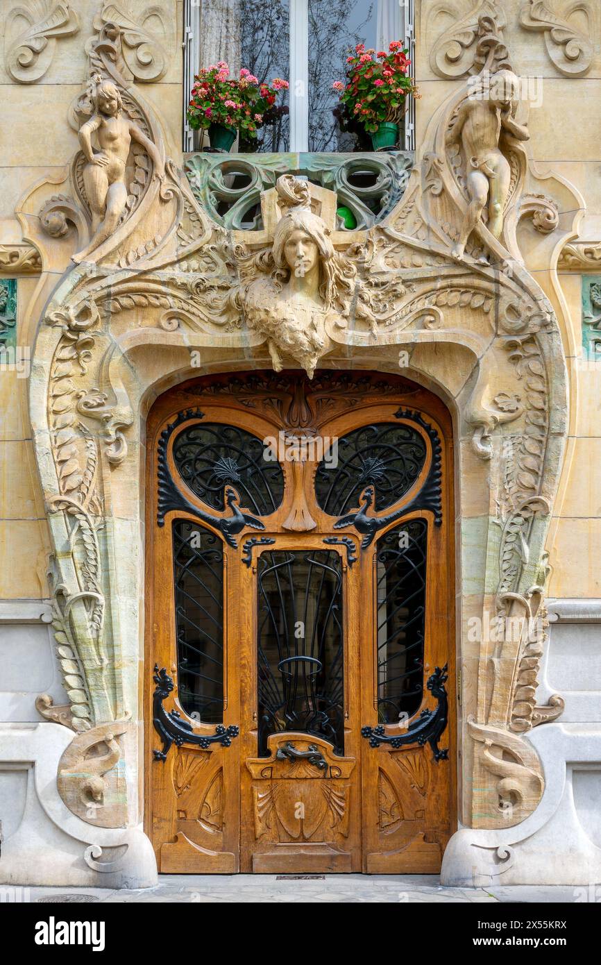 Tür des historischen Gebäudes Lavirotte aus dem Jahr 1901, Wahrzeichen der Jugendstilarchitektur in Paris, Frankreich Stockfoto