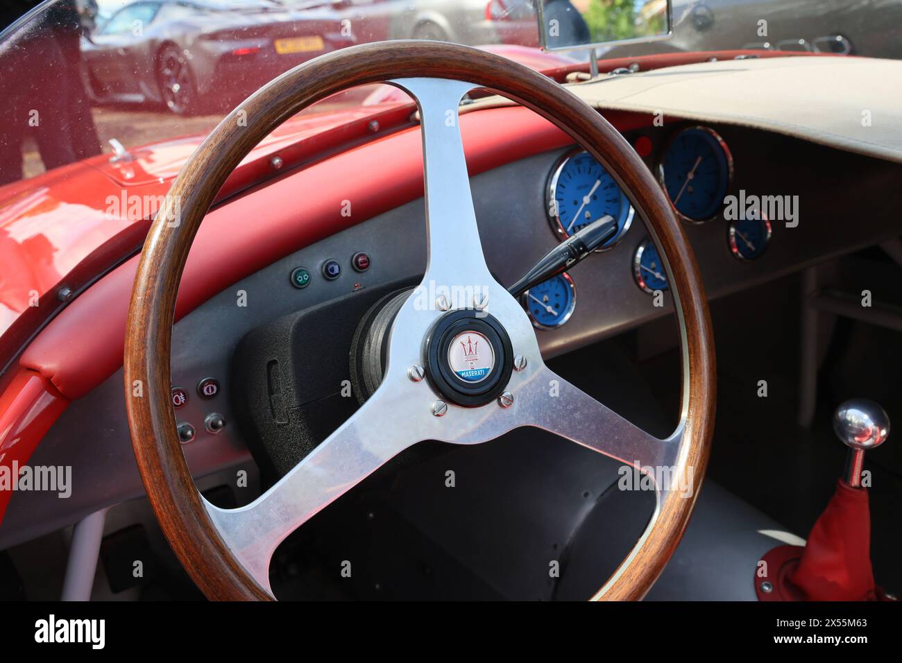 Lenkrad und Innenraum einer klassischen Maserati Barchetta Replica aus dem Jahr 1953 Stockfoto