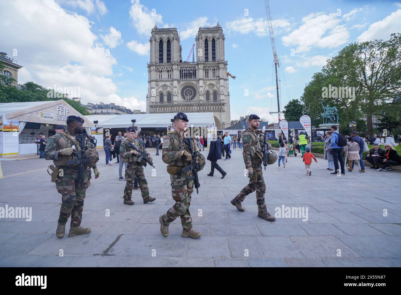 Paris, Frankreich. Mai 2024. Französische Soldaten patrouillieren heute vor der Kathedrale Notre Dame in Paris. Die französischen Streitkräfte bereiten sich darauf vor, zur Sicherheit der Olympischen und Paralympischen Spiele 2024 beizutragen, die am 27. Juli beginnen Stockfoto