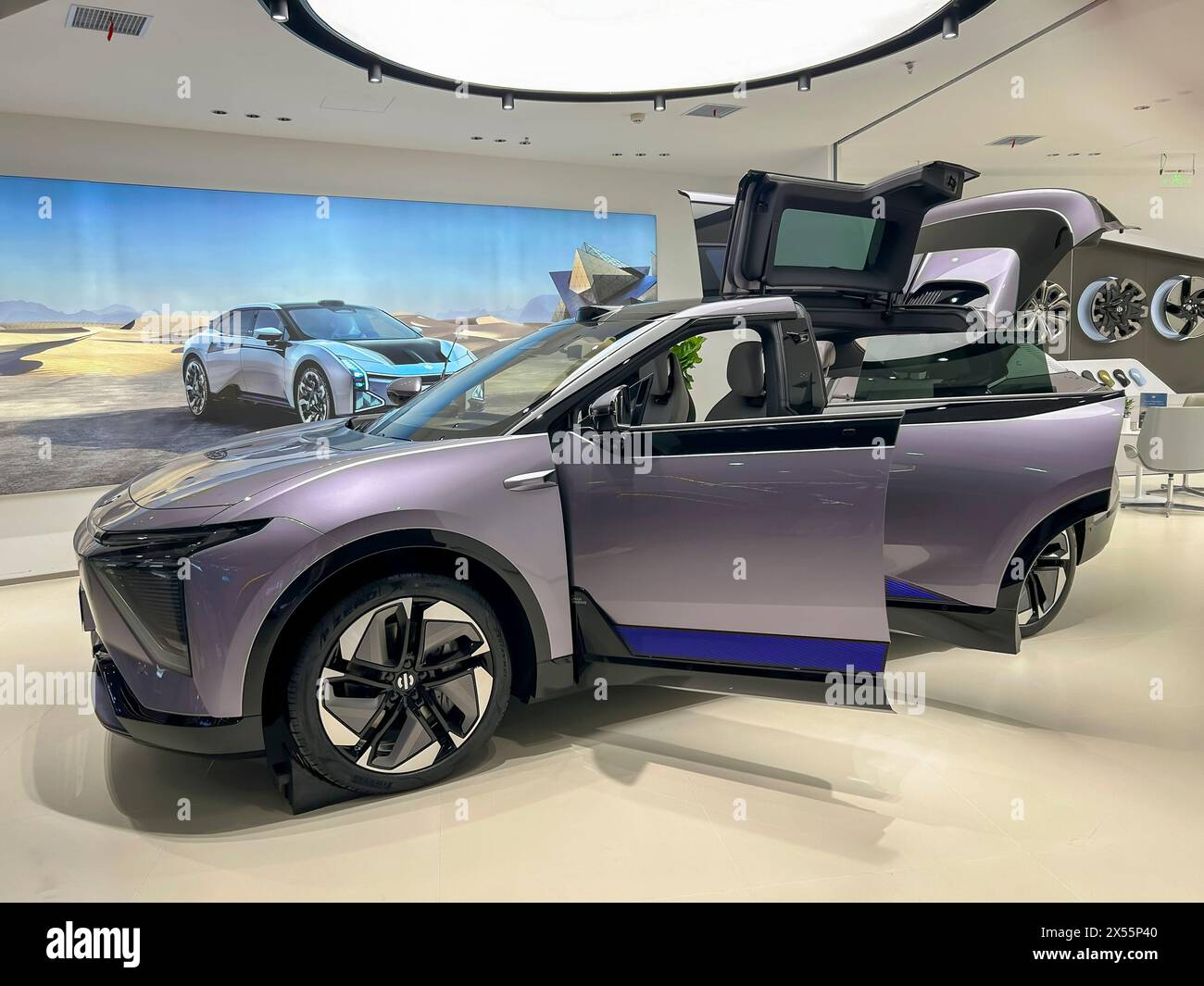 Shanghai, China, chinesische Elektroautos im Ausstellungsraum für neue Fahrzeuge, HiPhi-Modell, Seitenansicht Stockfoto
