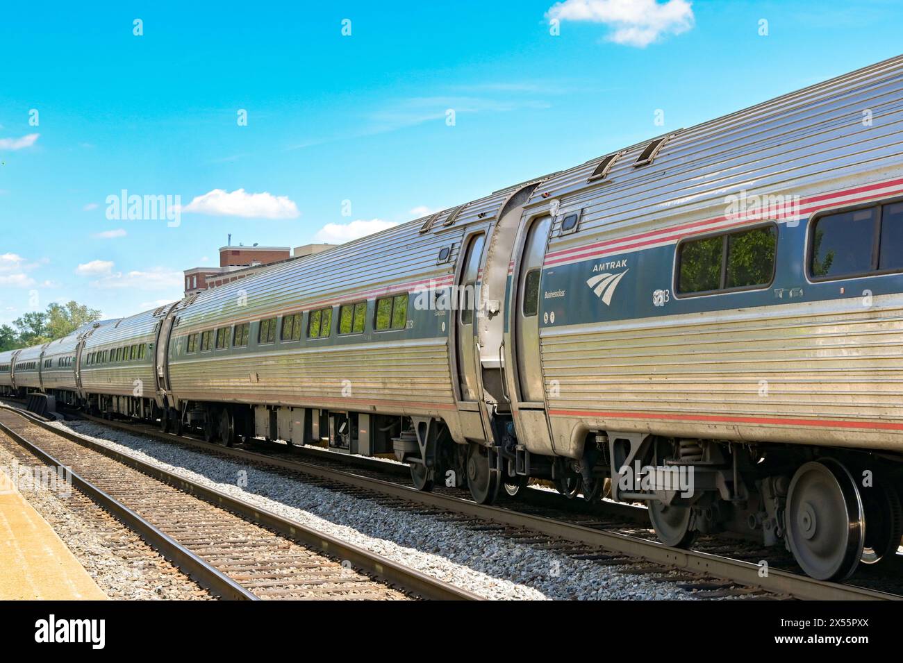 Alexandria, Washington DC, USA - 1. Mai 2024: Seitenansicht eines Amtrak Northeast Regional Express-Zuges am Bahnhof der Stadt. Stockfoto