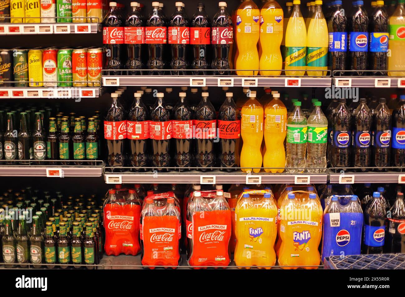 Zlatibor, Serbien 01.05.2024 verschiedene kohlensäurehaltige Getränke im Dis-Supermarkt Stockfoto